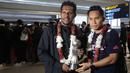 Pemain Timnas Futsal Indonesia, . Iqbal Rahmatullah dan Wendy Brian, menunjukan piala ASEAN Futsal Championship 2024 di Bandara Soekarno-Hatta, Tangerang, Senin (11/11/2024). (Bola.com/M Iqbal Ichsan)