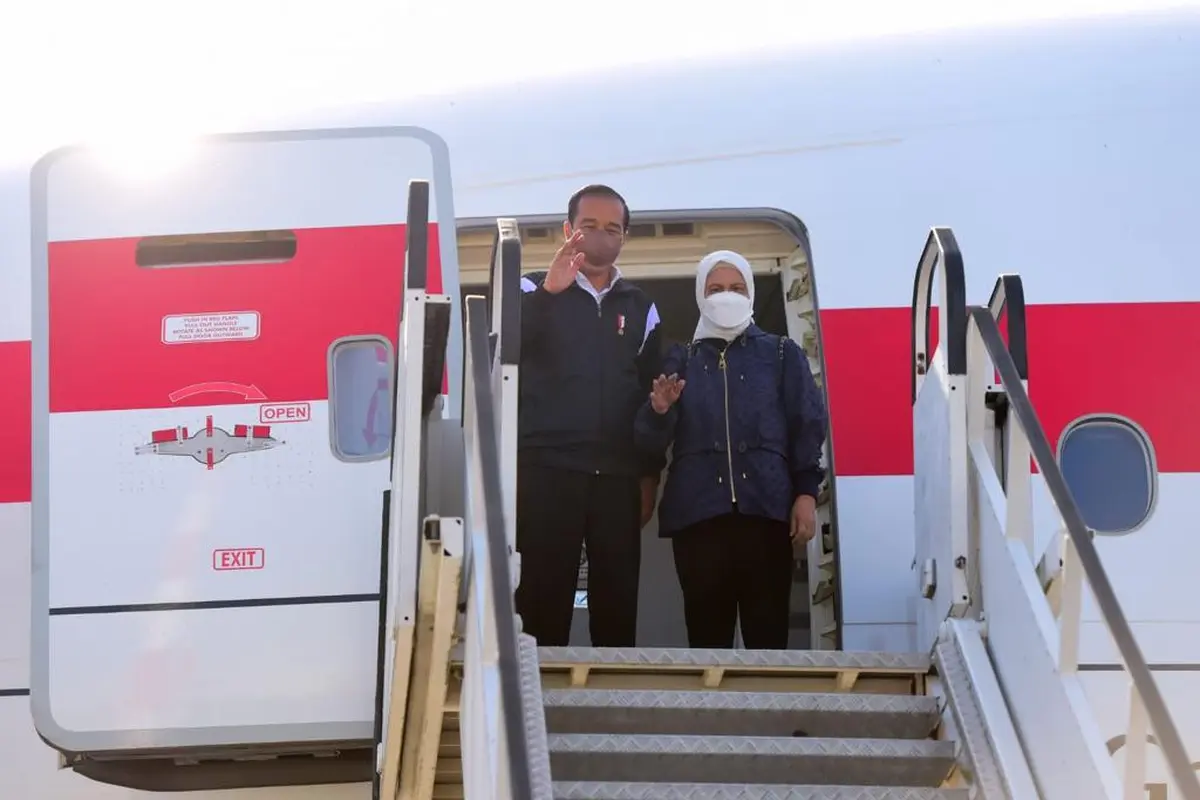 Presiden Jokowi dan Ibu Negara Iriana bersiap terbang ke Moskow, Rusia untuk bertemu Presiden Vladimir Putin, Kamis (30/6/2022). (Foto: Sekretariat Presiden)