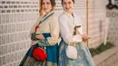 Nabila Syakieb dan Yasmine Wildblood baru saja liburan akhir tahun di Korea Selatan. Keduanya pun tampil dengan hanbok bak perempuan Korea. [@nsyakieb85]