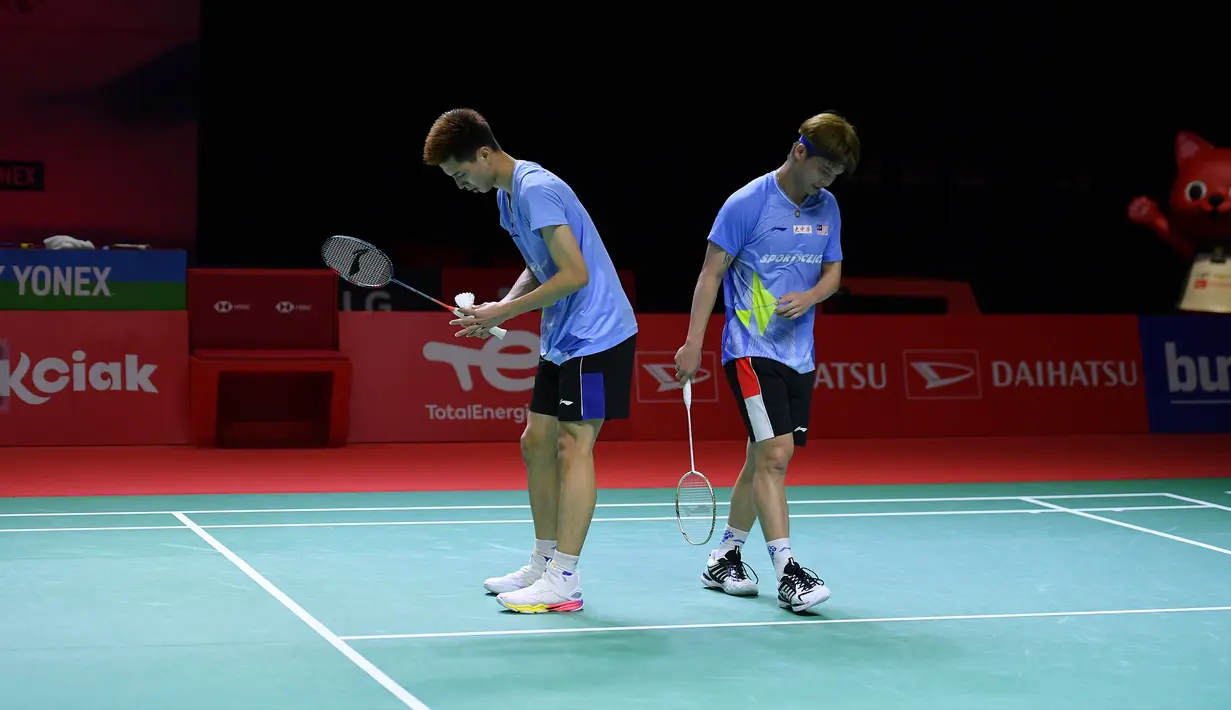 Pasangan ganda putra Malaysia Ong Yew Sin (kiri) dan Teo Ee Yi (kanan) saat melawan pasangan ganda putra Indonesia Kevin Sanjaya Sukamuljo dan Marcus Fernaldi Gideon pada babak semifinal bulu tangkis Indonesia Masters 2021 di Nusa Dua, Bali, Sabtu (20/11/2021). (Liputan6.com/HUMAS PP PBSI)