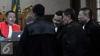Penasehat hukum Jessica memperlihatkan data kepada hakim saat sidang kasus pembunuhan Wayan Mirna Salihin di Pengadilan Negeri Jakarta Pusat, Jakarta, Kamis (1/9). (Liputan6.com/Helmi Afandi)