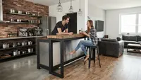 7 Desain Meja Bar Mini sebagai Pembatas Dapur dan Ruang Keluarga untuk Hunian Modern