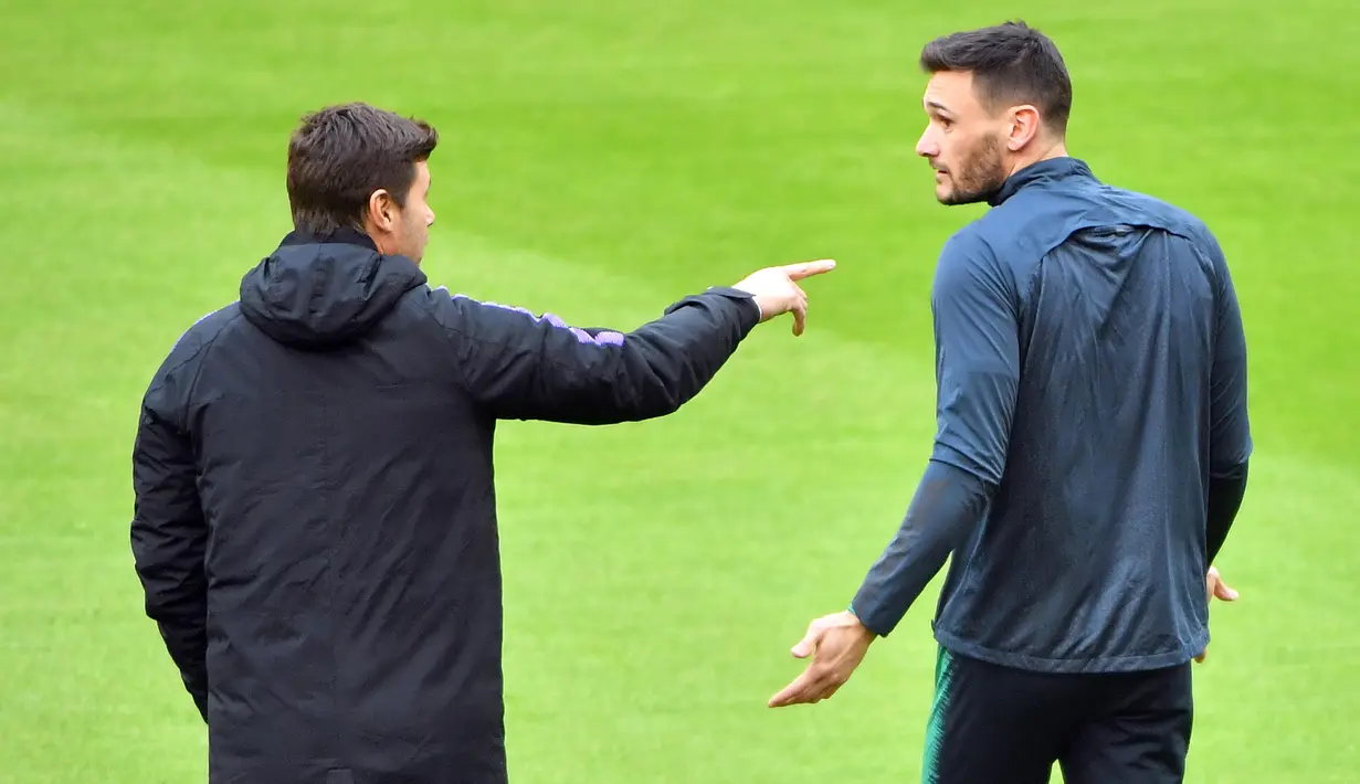 Pelatih Tottenham Hotspur, Mauricio Pochettino, berbincang dengan Hugo Lloris pada sesi latihan jelang laga semifinal Liga Champions di Stadion Johan Cruyff, Rabu (8/5). Tottenham Hotspur akan menghadapi Ajax Amsterdam . (AFP/Emmanuel Dunand)