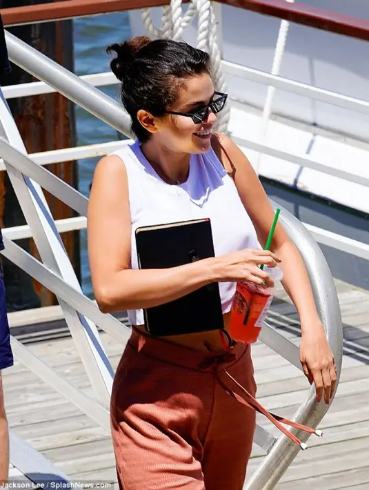 Selena Gomez sendiri terlihat penuh senyuman di hari yang sama ketika berita pertunangan Justin Bieber tersebar. (Jackson Lee - SplashNews - DailyMail)