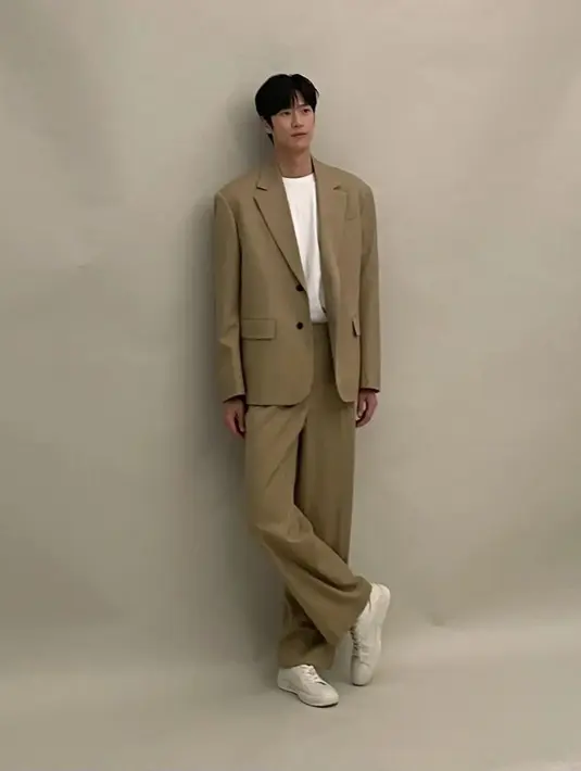 Tak sedikit pula netizen yang terkejut saat mengetahui jika In Woo belum menjalani wajib militer. Meski begitu, para penggemar juga menantikan kembali akting In Woo di drama dan kembali menjadi member di 2D1N. (Liputan6.com/IG/@10042n00)