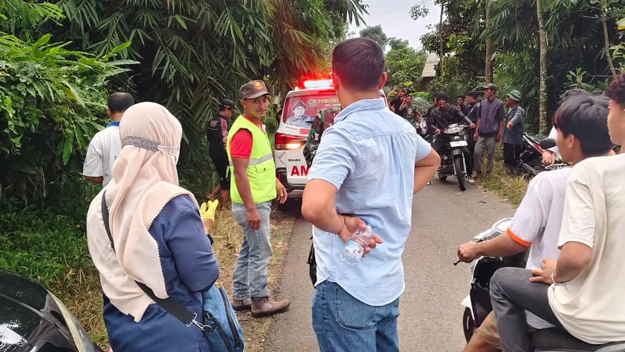 Masyarakat Desa Sukamulih, Kecamatan Sariwangi, Kabupaten Tasikmalaya, Jawa Barat dikejutkan dengan penemuan mayat wanita tua, Kamis (2/1/2025) petang. (Liputan6.com)