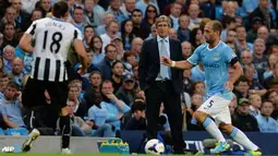 Manuel Pellegrini mengamati jalannya pertandingan pada laga Liga Premier Inggris antara Manchester City dan Newcastle United di Etihad Stadium, Selasa (20 Agustus 2013) (AFP/Andrew Yates)