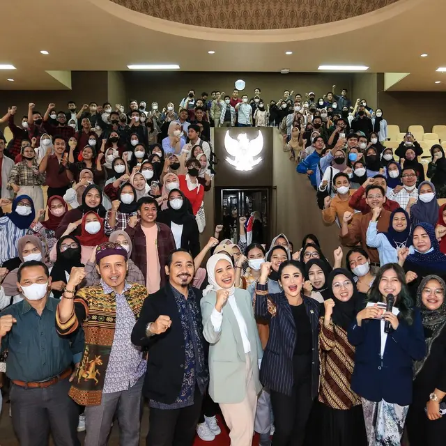 6 Potret Krisdayanti Jadi Dosen Tamu di UB, Bikin Mahasiswa Jadi Semangat