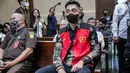 Mario Dandy Satriyo sesaat sebelum memberi kesaksian pada kasus dugaan gratifikasi dan tindak pidana pencucian uang (TPPU) dengan terdakwa Rafael Alun Trisambodo di Pengadilan Tipikor Jakarta, Senin (6/11/2023). (Liputan6.com/Faizal Fanani)