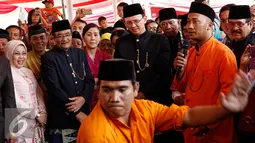 Gubernur DKI Jakarta Basuki Tjahaja Purnama disambut tradisi Palang Pintu Betawi saat tiba di Lapangan Banteng menghadiri acara Lebaran Betawi, Jakarta, Minggu (23/8/2015). (Liputan6.com/Yoppy Renato)