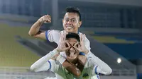 Gelandang PSIM Yogyakarta, Yudha Alkanza (bawah), berselebrasi bersama rekan setimnya, Hapidin, setelah mencetak gol ke gawang Persijap Jepara dalam laga terakhir Grup C Liga 2 2021, Selasa (30/11/2021). (Dok. PSIM Yogyakarta)