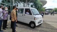 Presiden Jokowi menjajal mobil listrik Mitsubishi Minicab MiEV. (Arief/Liputan6.com)