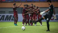 Gelandang Borneo FC, M. Sihran H. Amarullah merayakan gol pertama tim bersama rekannya dalam laga pekan pertama BRI Liga 1 2021/2022 antara Borneo FC melawan Persebaya Surabaya di Stadion Wibawa Mukti, Cikarang, Sabtu (04/09/2021) WIB. (Bola.com/Bagaskara Lazuardi)