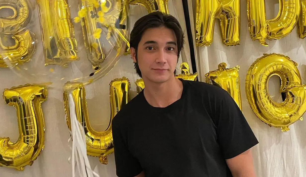Banyak yang bilang, ketika cowok mengenakan baju berwarna putih dan hitam makin terlihat kece. Meski hanya kenakan kaus, tetapi pesona yang dipancarkannya sukses bikin terkesima, begitu juga dengan Junior Roberts. Simpel tapi tetap bikin penampilan keren, Junior kerap terlihat kenakan kaus warna hitam. (Liputan6.com/IG/@juniorrobertss)