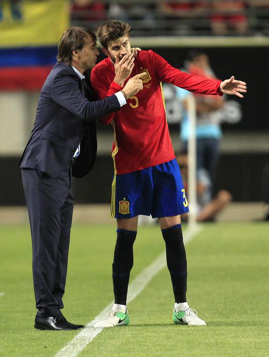 Pelatih Spanyol, Julen Lopetegui (kiri) memberikan instruksi kepada Gerard Pique pada laga Persahabatan di Estadio Nueva Condomina, Murcia, Spanyol (7/6/2017). (AP/Alberto Saiz)
