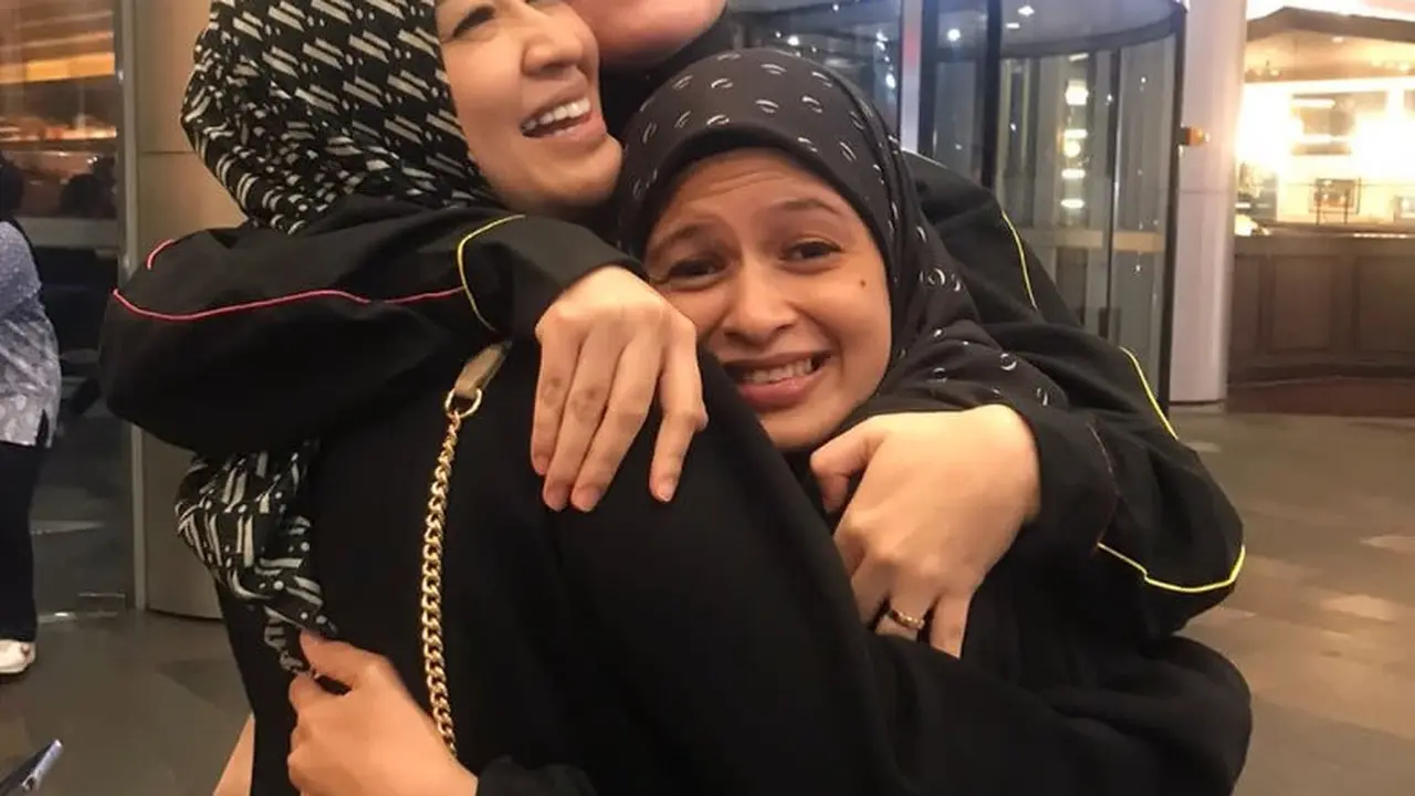 Potret Okie Agustina mendapat pelukan dari teman-temannya (Sumber: Instagram/zhialatas dan Instagram/michelladlen)