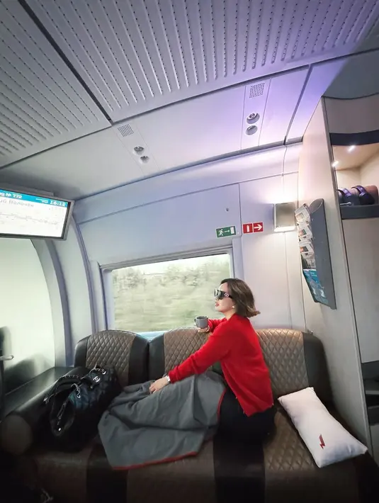 Ibu satu anak ini nampak mengenakan tanktop rajut berlapis cardigan merah menyala [@shandyaulia]