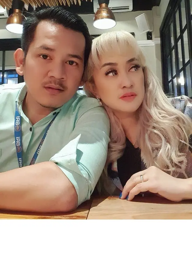 Jarang Tersorot, Ini 6 Potret Mesra Lia Lidysta dan Suami