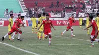 Striker Persis, Dimas Galih Gumilang (tengah), merayakan gol yang dicetaknya ke gawang Persik di Stadion Wilis, Madiun (6/7/2019). (Bola.com/Vincentius Atmaja)