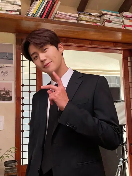 Kim Seon Ho tampil formal mengenakan setelan jas berwarna hitam. Aktor asal Korea Selatan ini dikabarkan akan kembali menyapa penggemar drakor dengan judul drama barunya. (Instagram/@seonho__kim)