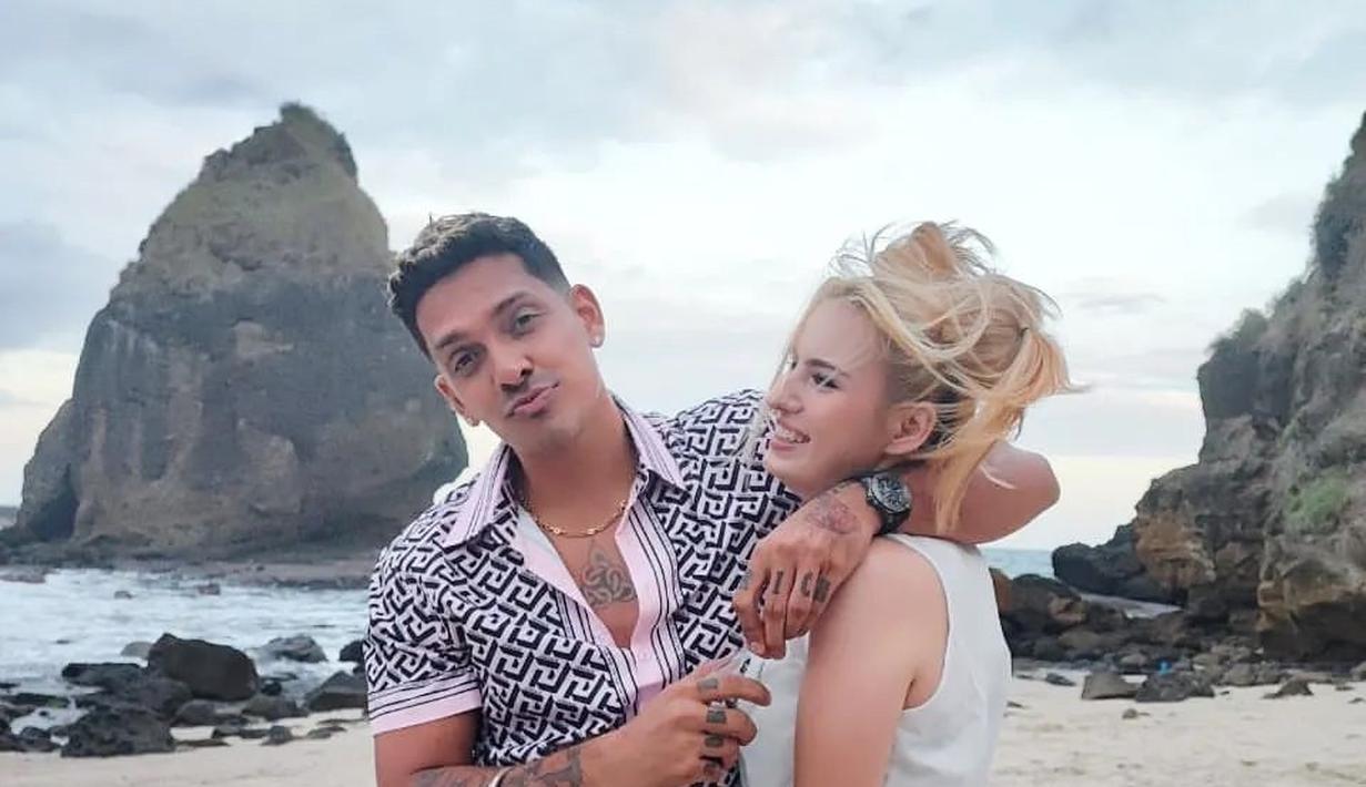 Robby Shine dan dan istri bulenya Nastasha, keduanya adalah konten kreator yang kerap membuat karya-karya kocak. (FOTO: instagram.com/robbyshine/)