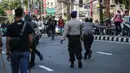 Sejumlah massa terlibat bentrok dengan aparat kepolisian di kawasan Pejompongan, Jakarta, Rabu (7/10/2020). Belum bisa dipastikan apakah aksi tersebut berkaitan dengan isu aksi penolakan pengesahan UU Omnibus Law Cipta Kerja. (Liputan6.com/Faizal Fanani)