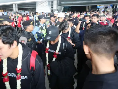 Timnas Indonesia U-23 memakai kalung bunga sebagai sambutan selamat datang di Tanah Air, setibanya di Terminal 3 Bandara Soekarno-Hatta, Sabtu (11/5/2024). (Bola.com/M Iqbal Ichsan)