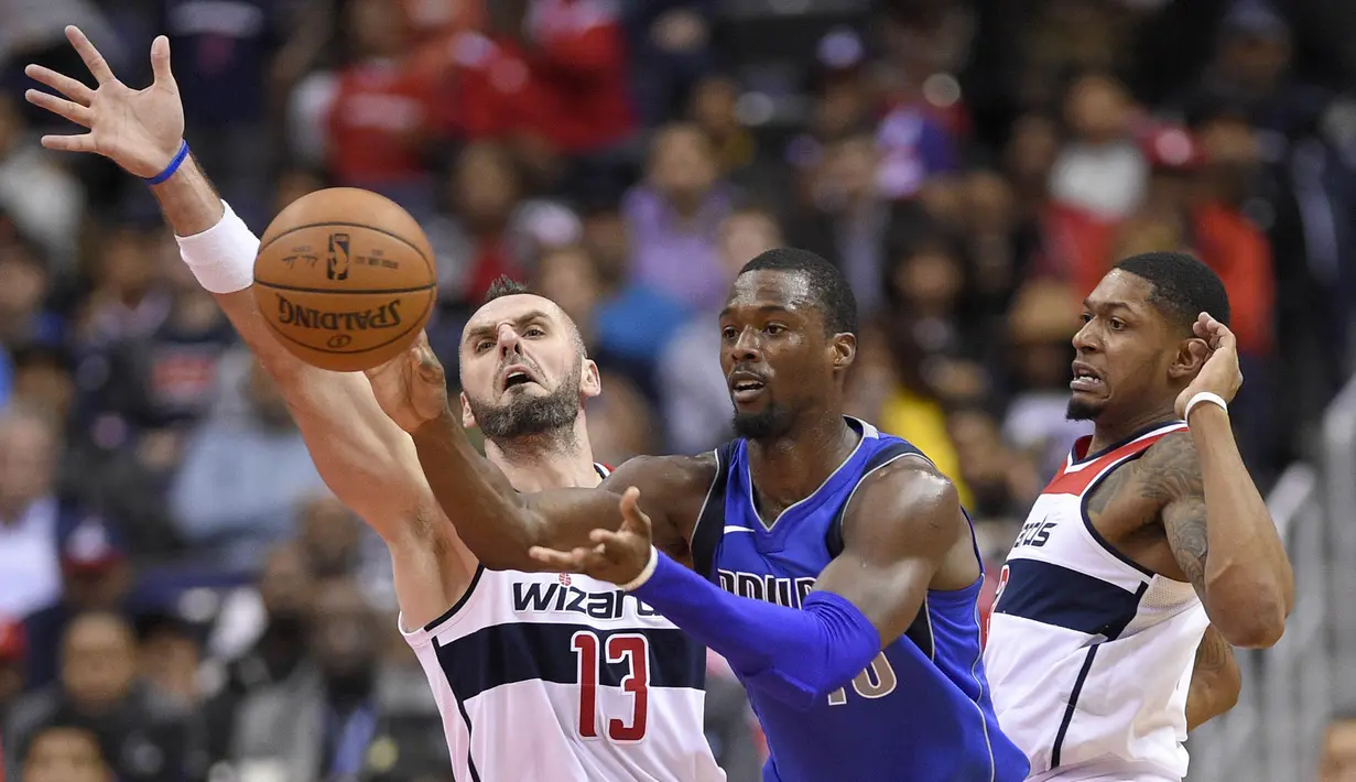 Pebasket Dallas Mavericks, Harrison Barnes, berusaha melewati pebasket Washington Wizards, Marcin Gortat, pada laga NBA di Capital One Arena, Selasa (7/11/2017). Mavericks menang 113-99 atas Wizards. (AP/Nick Wass)