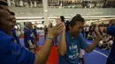 Seorang pebasket putri menangis saat lolos dari National Training Camp Junior NBA di Pluit Village, Jakarta, Minggu (10/9/2017). Sebanyak 16 pebasket terbaik akan diberangkatkan ke China untuk nonton langsung laga NBA. (Bola.com/Vitalis Yogi Trisna)