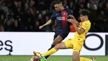 Bek muda Barcelona, Pau Cubarsi, berusaha menghentikan pergerakan penyerang Paris Saint-Germain (PSG) dalam leg pertama perempat final Liga Champions 2023/2024, Kamis (11/4/2024) dini hari WIB. (FRANCK FIFE / AFP)
