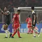 Pemain Persija, Ramdani Lestaluhu tertunduk usai pemain Home United mencetak gol saat laga kedua Semifinal Zona Asia Tenggara Piala AFC 2018 di Stadion GBK, Jakarta, Selasa (15/5). Babak pertama Persija tertinggal 1-3. (Liputan6.com/Helmi Fithriansyah)