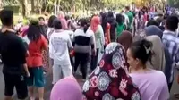 Jelang Ramadan, ratusan warga rela antre menyerbu pasar murah di Kembangan. 300 perserta ikut serta dalam sewindu Batik Solo Karnival.