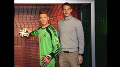 Kiper timnas Jerman dan Bayern Munich, Manuel Neuer, berpose bersama patung lilin dirinya di Museum Madame Tussauds, Berlin, Jerman, Senin (26/1). (AFP PHOTO/Tobias SCHWARZ)