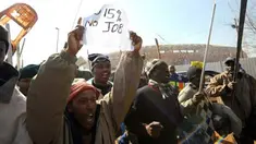 Sekitar 2 ribu pekerja konstruksi melakukan aksi mogok, menuntut kenaikan upah, di depan Soccer City Stadium, Soweto, dekat Johannesburg, 8 Juli 2009. AFP PHOTO / ALEXANDER JOE 