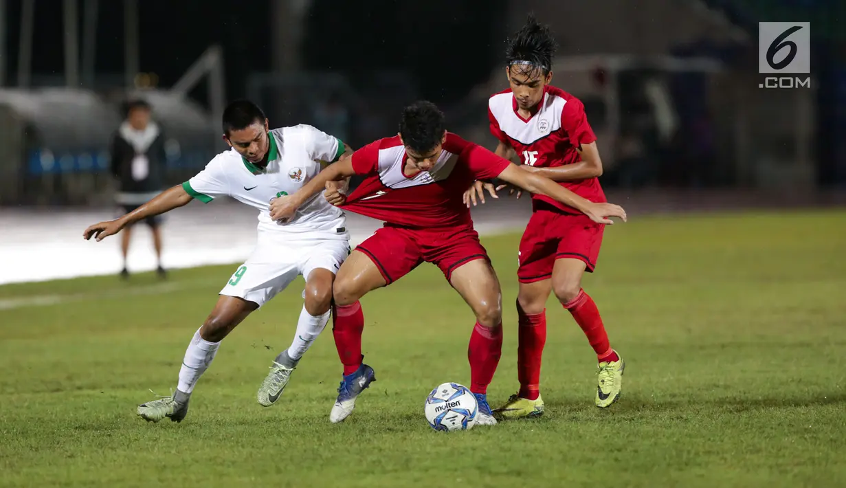 Pemain Timnas U-19 Indonesia M. Rafly Mursalim berusaha merebut bola dari pemain Timnas U-19 Filipina dalam laga kedua Grup B Piala AFF U-18 di Thuwunna Stadium, Myanmar, Kamis (8/9). Timnas U-19 Indonesia menang telak 9-0. (Liputan6.com/Yoppy Renato)