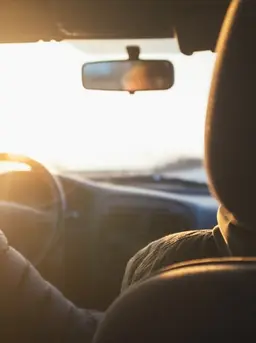 Ilustrasi road trip. Sumber foto: unsplash.com/Darwin Vegher.