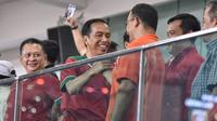 Presiden Jokowi menghampiri dan menyalami Gubernur DKI Jakarta Anies Baswedan setelah Persija Jakarta unggul dua gol atas Bali United pada Final Piala Presiden 2018 di Stadion Utama GBK, Sabtu (17/2). (LIputan6.com/Dok Gubernur DKI/Khairudin Safri)