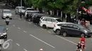 Sejumlah kendaraan terparkir di badan Jalan Kramat Raya, Jakarta, Senin (8/8). Pemprov DKI Jakarta melalui Dinas Perhubungan dan Transportasi (Dishubtrans) akan mengambil alih semua pengelolaan parkir on street. (Liputan6.com/Helmi Fithriansyah)