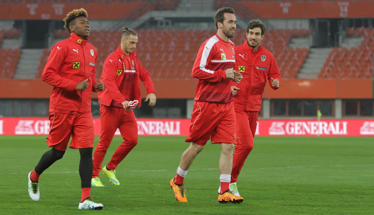 Pemain Timnas Austria, David Alaba (kiri) yang bermain di Bayern Munchen dan Christian Fuchs (kanan) yang membela Leicester City, melakukan latihan jelang lawan Albania di Stadion Ernst Happel, Minggu (27/3/2016) dini hari WIB. (Bola.com/Reza Khomaini)