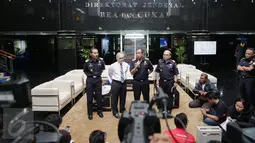 Direktur Jenderal Bea Cukai, Heru Pambudi didampingi jajarannya memberikan penjelasan terkait dengan pemberitaan yang beredar bahwa KPK yang melakukan penggeledahan Kantor Pusat Bea Cukai, Jakarta, Senin (6/3). (Liputan6.com/Faizal Fanani)