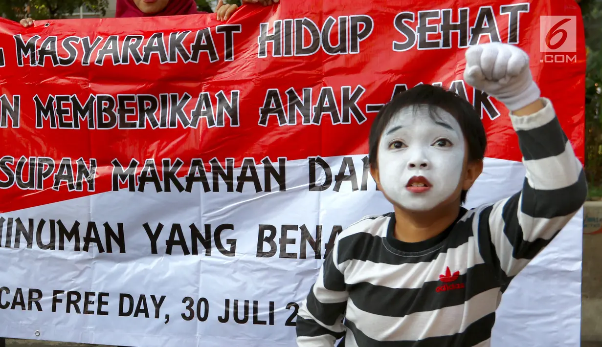 Seniman pantomim dari Dewan Kesehatan Rakyat melakukan aksi teatrikal di CFD kawasan Senayan, Jakarta, Minggu (30/07). Aksi juga menghimbau memberikan pemahaman tentang susu kental manis. (Liputan6.com/Fery Pradolo)