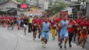 Sejumlah peserta mengikuti lomba lari 5 dan 10 Kilometer "Brimob RUN 2017" di Kelapa Dua, Depok, Minggu Pagi (3/12). Acara ini merupakan rangkaian dari perayaan hari ulang tahun Korps Brimob Polri ke-72. (Liputan6.com/JohanTallo)