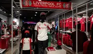 Potret jersey tandang terbaru Liverpool FC yang telah resmi dijual di Liverpool FC Store, Pondok Indah Mall, Jakarta Selatan. (Liputan6.com/Deniz Akbar)