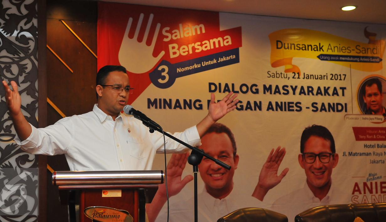 Cagub DKI Jakarta, Anis Baswedan saat berdialog dengan masyarakat Minang yang tinggal di Jakarta, Sabtu (21/1). Dalam dialog tersebut masyarakat Minang yang tergabung dalam DUNSANAK Anies-Sandi siap memenangkan pemilu DKI. (Liputan6.com/Angga Yuniar)