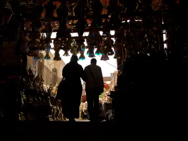 Warga mencari fanous, lentera tradisional penyemarak Ramadan, di sebuah pasar di Kairo, Mesir, (22/5).  Dalam menyambut bulan suci Ramadan warga Mesir mencari Fanous untuk menghiasi rumah nya yang sudah menjadi tradisi disana. (AP Photo / Amr Nabil)