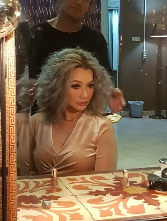 Usai menjadi saksi penyanyi senior itu terlihat terburu-buru meninggalkan pengadilan. Beberapa pertanyaan dari watawan dijawab sebelum akhirnya meninggalkan Pengadilan Negeri. (Instagram/rezaartameviaofficial)