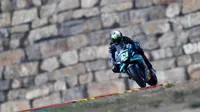 Pembalap Petronas Yamaha, Franco Morbidelli, saat balapan  MotoGP Teruel, Minggu (25/10/2020). Morbidelli berhasil finis pertama dengan catatan waktu 41 menit 47,652 detik. (AP/Jose Breton)