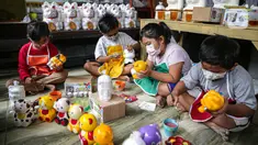 Anak-anak mewarnai boneka karakter kartun di Saung Art Gallery, Pondok Cabe, Tangerang Selatan, Banten, Kamis (6/1/2022). Selain menjadi sarana edukasi, boneka berbahan gipsum yang dapat digunakan sebagai celengan ini dijual dengan harga Rp 20 ribu-Rp 40 ribu per buah. (Liputan6.com/Faizal Fanani)