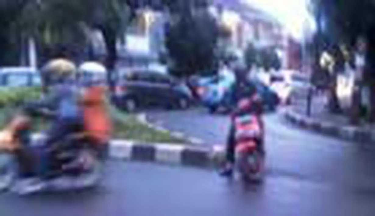 Sejumlah pengendara sepeda motor melawan arus saat akan berputar arah. Seharusnya, kepolisian membuat sistem lalu lintas satu jalur dengan teknologi bubu ikan. Teknologi ini bisa jadi efektif supaya tidak terjadi pelanggaran lalu lintas satu arah, seperti