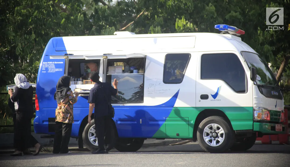 Mobil BPOM Gorontalo saat menginspeksi makanan berbuka puasa atau takjil di sejumlah tempat di Kabupaten Gorontalo, Selasa (14/5/2019). BPOM Gorontalo akan menyerahkan temuan makanan mengandung bahan berbahaya ke penyidik. (Liputan6.com/Arfandi Ibrahim)
